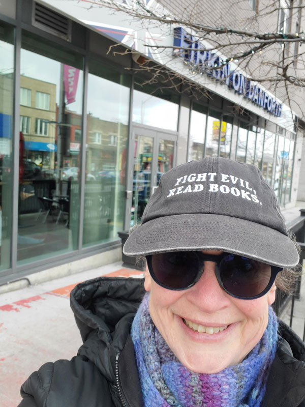 Silent book club member Vicki (oui, c'est moi), wearing a 