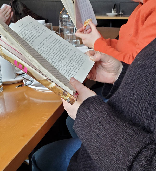 Readers reading at Firkin on Danforth, accompanied by refreshments (Photo by Vicki Ziegler)